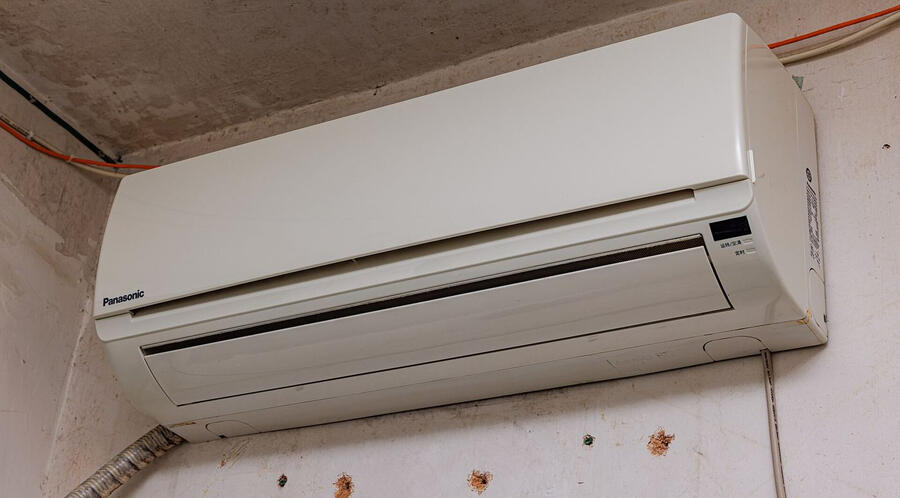 Neatly wall-mounted Daikin indoor unit of a single split air conditioner